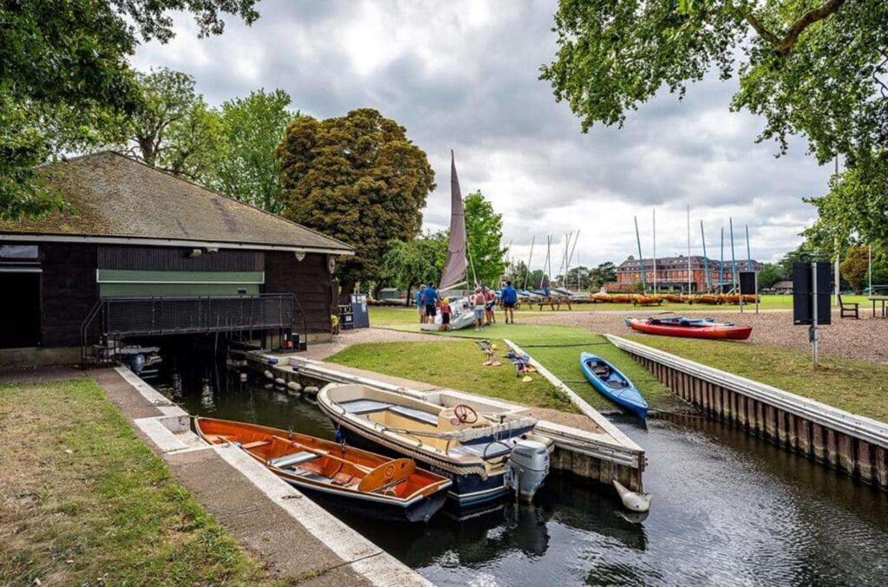 The Lensbury Resort Teddington Buitenkant foto