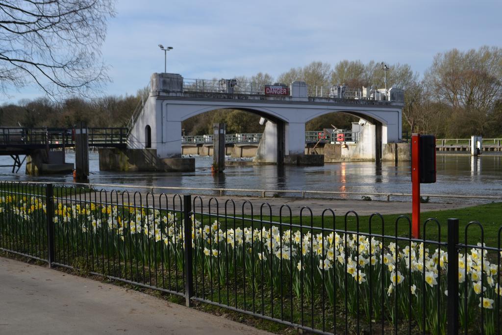 The Lensbury Resort Teddington Buitenkant foto